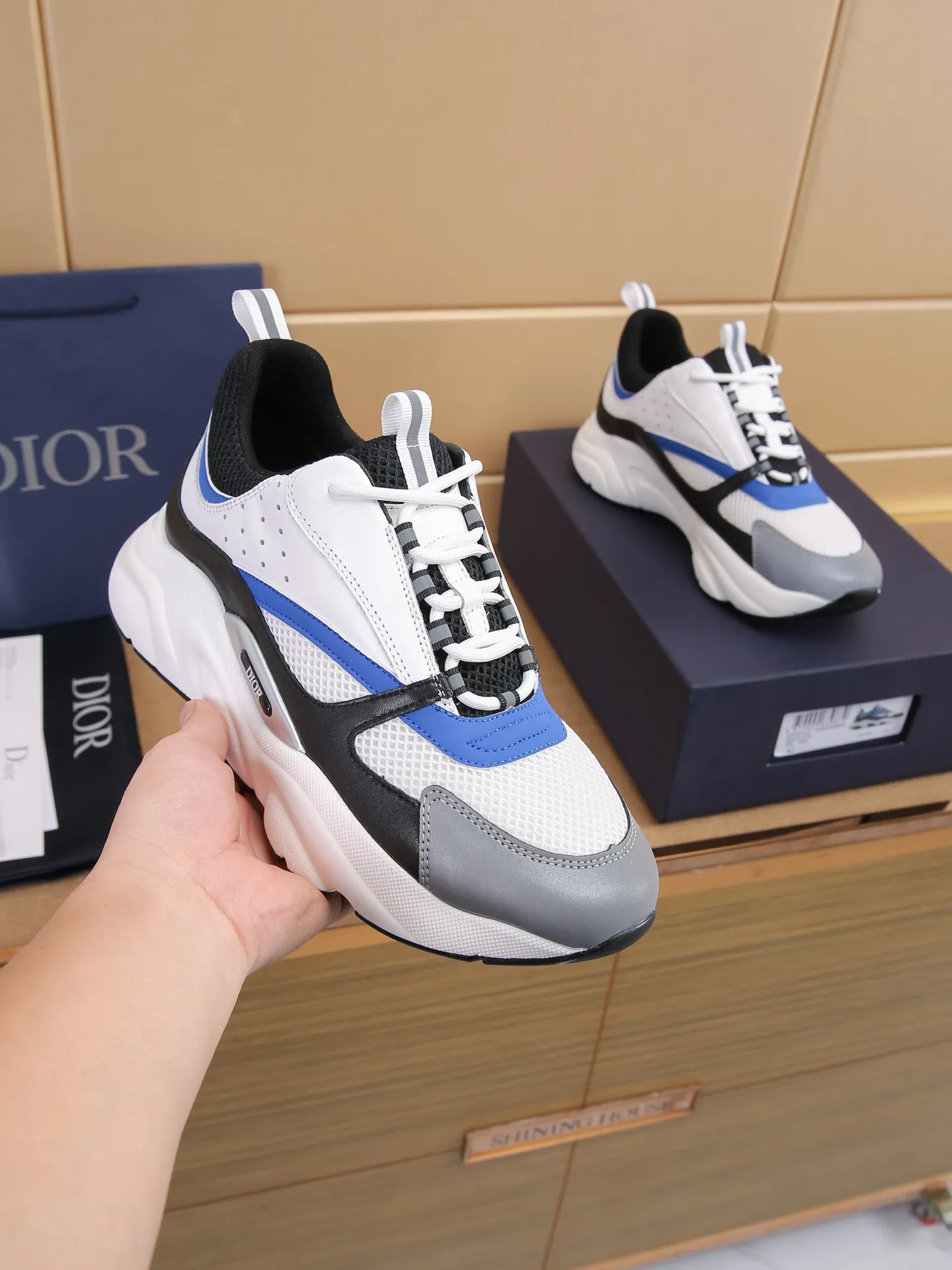 Factory price: 460💰Dior’s top version of D’s b22 men’s sports shoes. Inspired by retro running styles, the chunky low-top silhouette features gray calf leather and blue and white mesh fabric uppers, atop a black, white and blue engraved rubber sole. Nylon ribbon accents the blue mesh tongue and heel counter, and a "dio~" logo appears on the side. Pair it with a suit for a striking contrast and add a sportswear-chic edge to your look. The thick sole can be about 4cm~ Size: 38-45, [46, 47 customized]